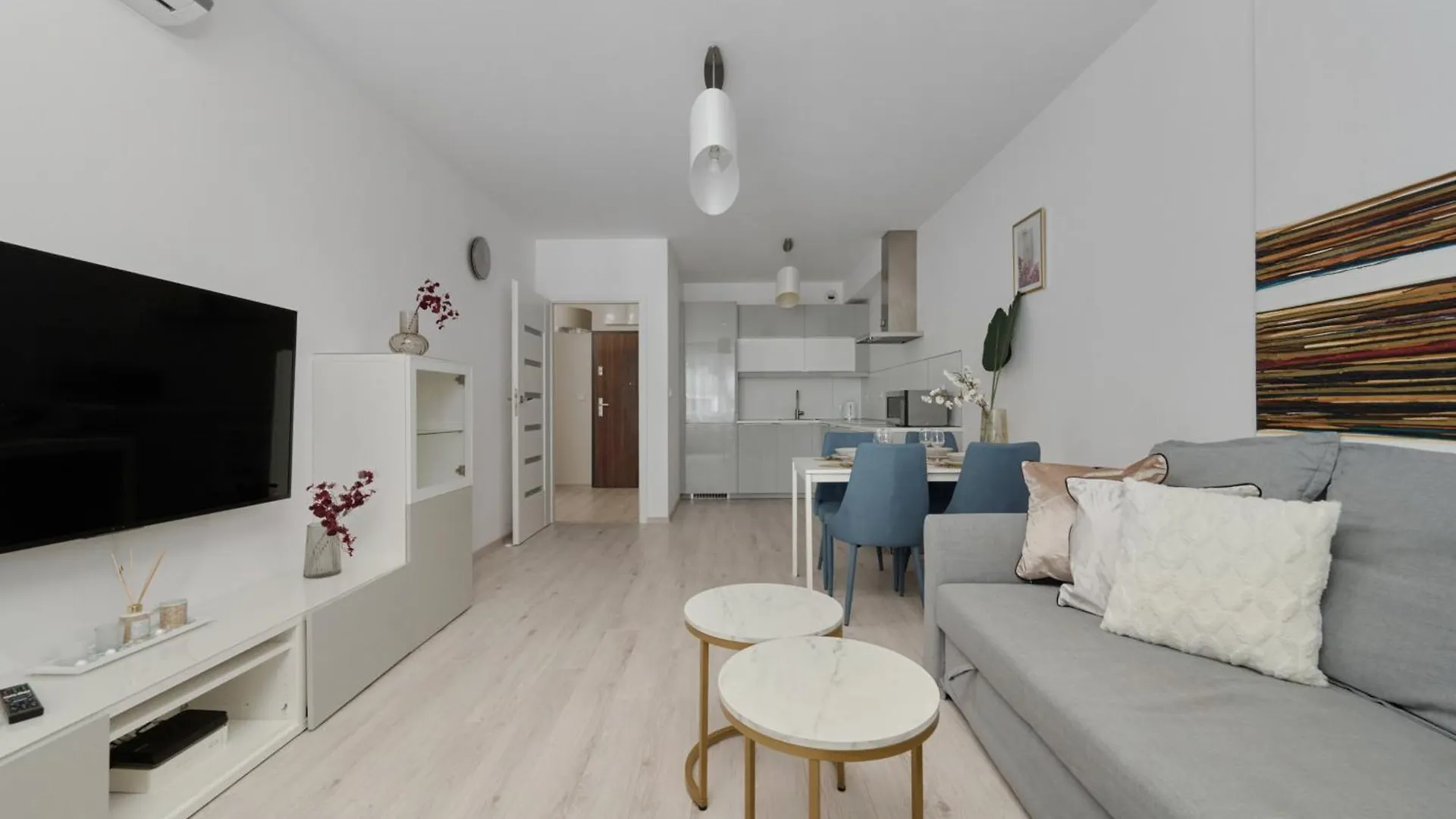Luxurious Apartments With Balcony & Parking Gwiazdzista Wroclaw By Noclegi Renters Poland