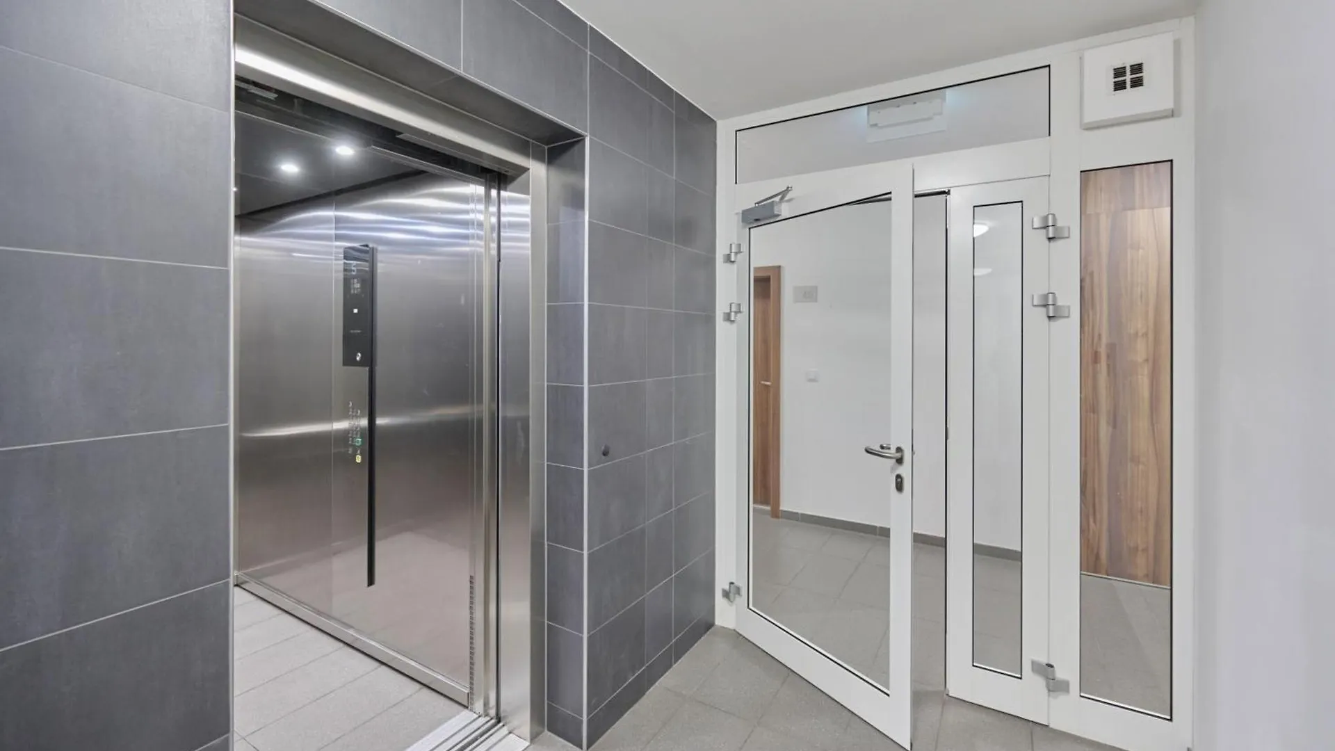Luxurious Apartments With Balcony & Parking Gwiazdzista Wroclaw By Noclegi Renters Polska